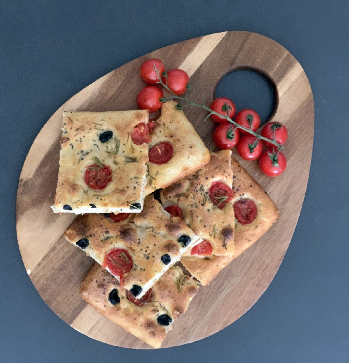Focaccia Con Pomodorini Olive Nere Rosmarino E Sale Nero Delle Hawaii The Sunny Table