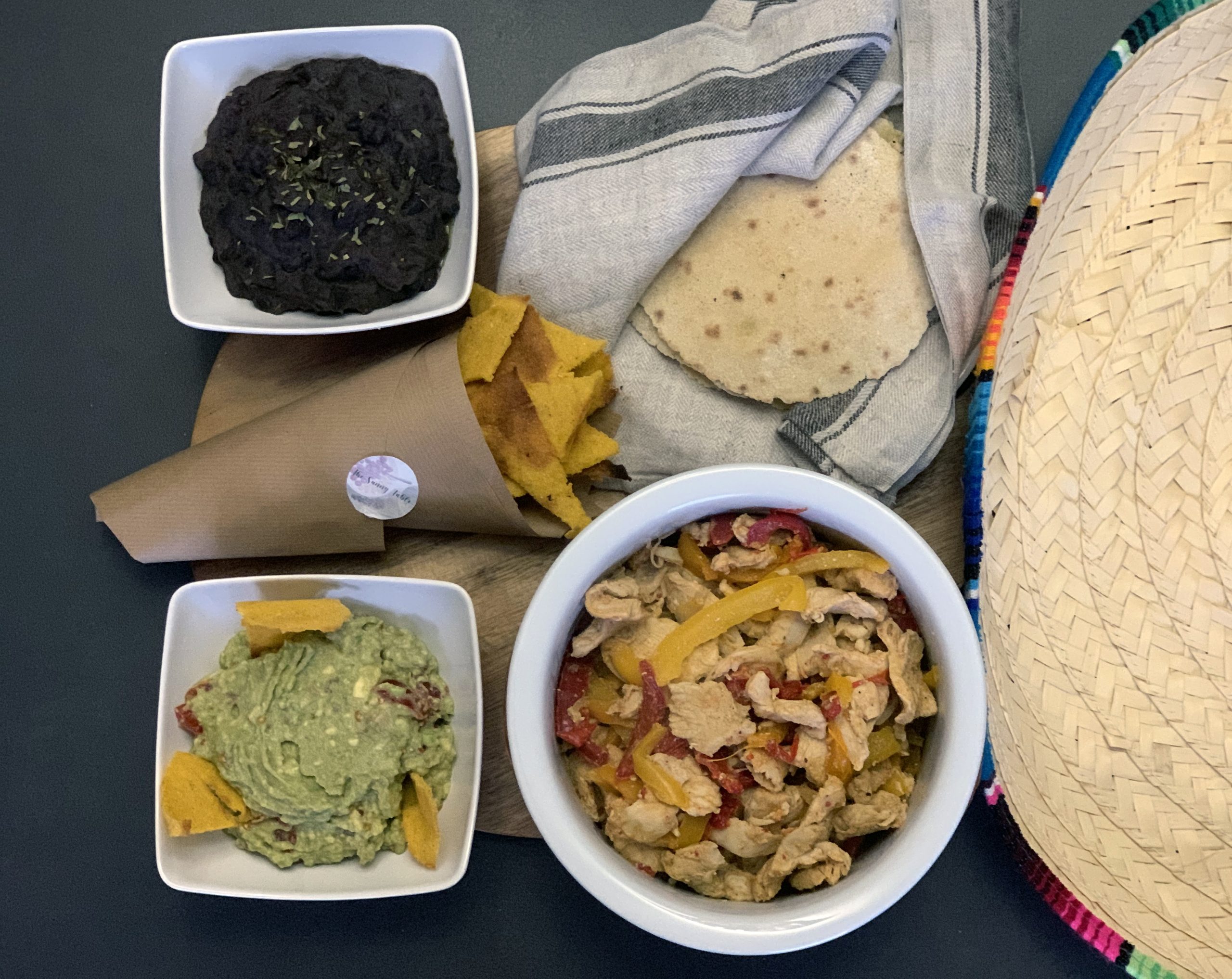 Ricette messicane per tortillas, frijoles refritos, guacamole e